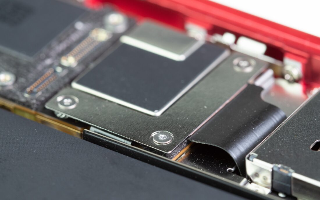 Rundgedrehte Schraube in einem Handy