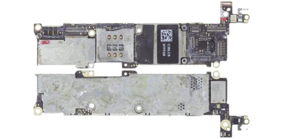 Wasserschaden: Ober- und Unterseite der Platine eines iPhone 5s mit Abschirmhauben