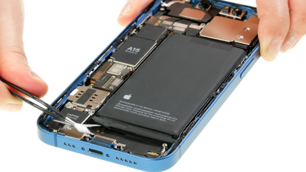 Repair Review | iPhone 13 | Akkutausch | Klebestreifen