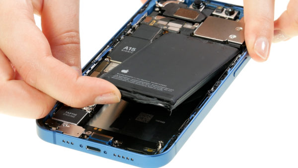 Repair Review | iPhone 13 | Akkutausch | Klebestreifen